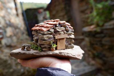 Miniature schist house workshop