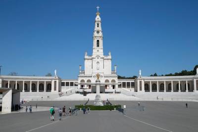 Fatima, Nazareth, Obidos and Battle starting from Lisbon in Minivan