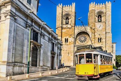 Lisbon 4-Hour Small-Group Walking Tour Including Tram 28 Ride