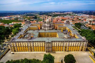 Private Tour: Mafra Convent and Ericeira fishing village with tickets