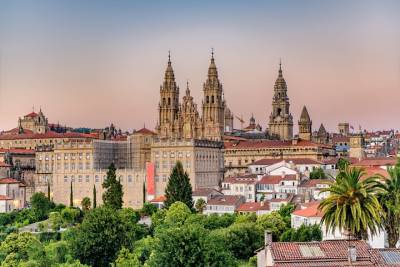 Private Transfer from Lisbon to Santiago de Compostela, 2h Sightseeing