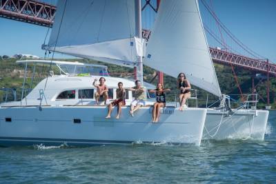 Private Catamaran Tour: Lisbon Coast Cruise