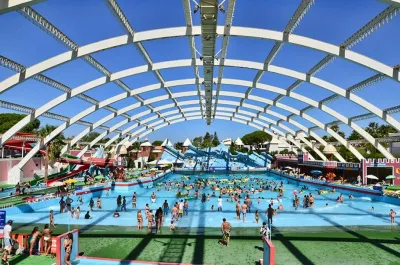 Aquashow wave pool