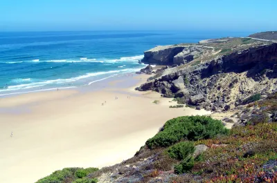 Monte Clérigo beach