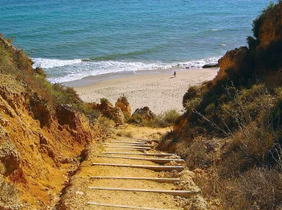 Praia do Canavial - Steps down to beach