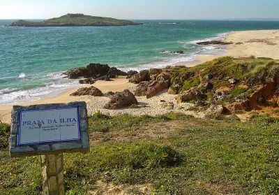 Praia da Ilha Pessegueiro sign