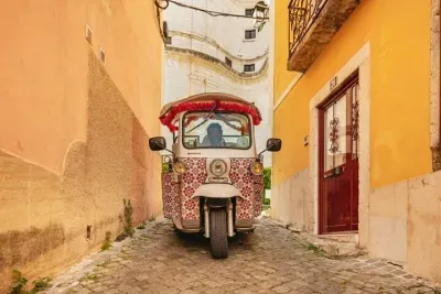 Private 3-Hour City Tuk Tuk Tour of Lisbon