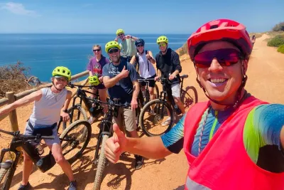 Algarve: Lagos sightseeing guided tour with E-bikes