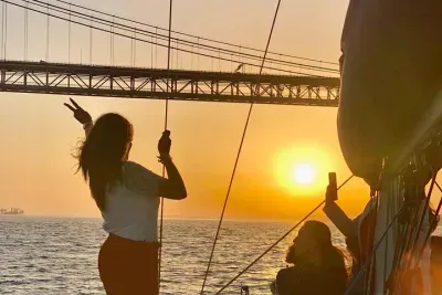 Lisbon Sunset Sailing Cruise with a Drink-2h Small Group Tour 