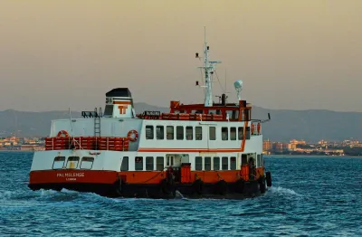 Lisbon Ferry - Cais do Sodré to Cacilhas