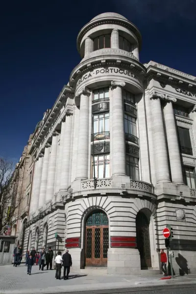 Avenida dos Aliados Corner Building - Porto