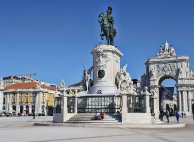 Praca do Comercio statue