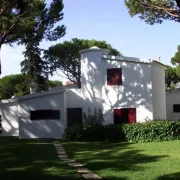 House with beautiful garden and swimming pool