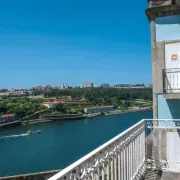 Amazing Riverside Balcony 2Br Apartment