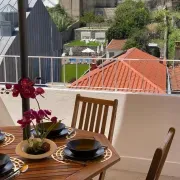 Apartamento com patio na rua principal da cidade