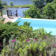 Casa antiga de pedra com piscina e vista rio