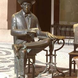 Fernando Pessoa Statue - Lisbon