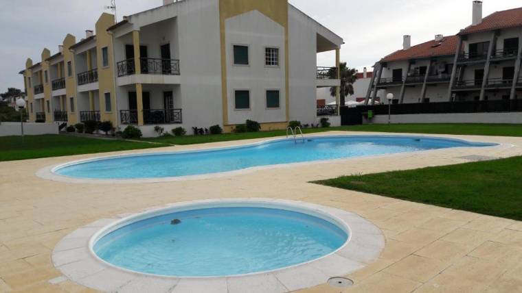 Apartamento T2 com piscina e wifi a 150 m da praia