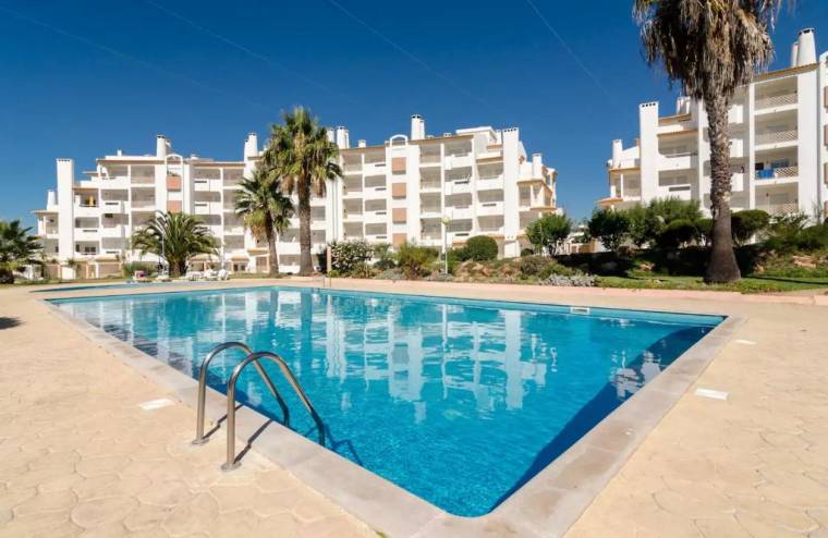 Albufeira Centrally Located Apartment with Pool View