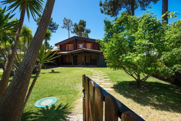 Amazing Wooden House in Aroeira Golf Courses