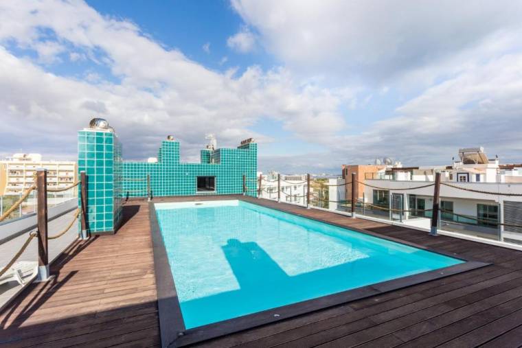 Lagos Marina apartment with pool & gym
