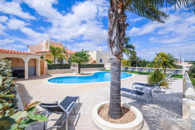 Villa Paraiso is a luxury villa in the seaside resort of Carvoeiro