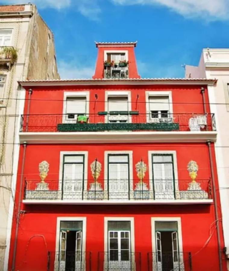 Spacious Apartment in Graça main street