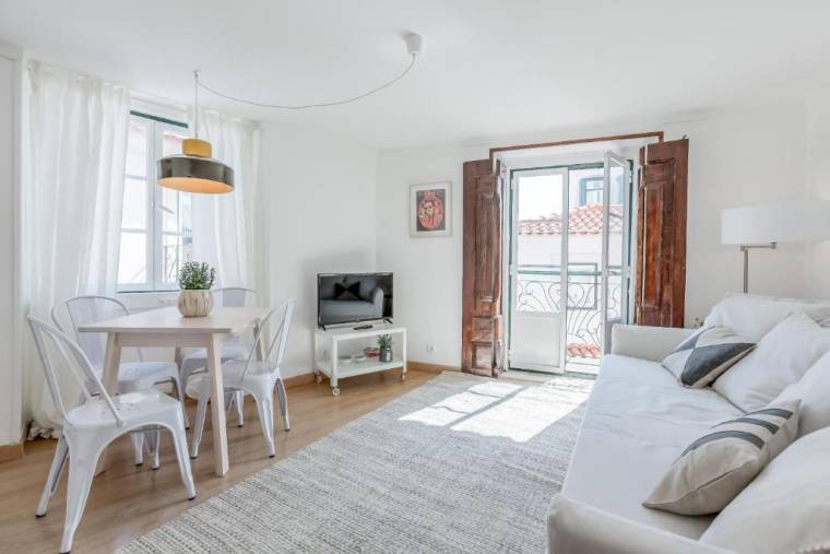 Light Filled Typical Apt at Alfama + Free Pick-Up, By TimeCooler