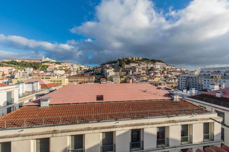 LovelyStay - Lisbon Home With Castle View