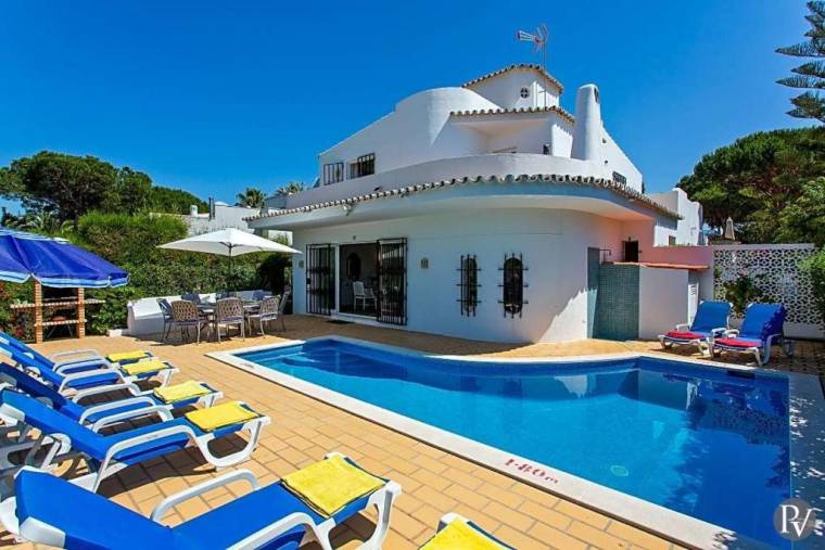 Vilamoura Villa Sleeps 8 with Pool Air Con and WiFi