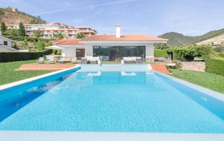 Castanheira Villa Sleeps 8 with Pool and WiFi