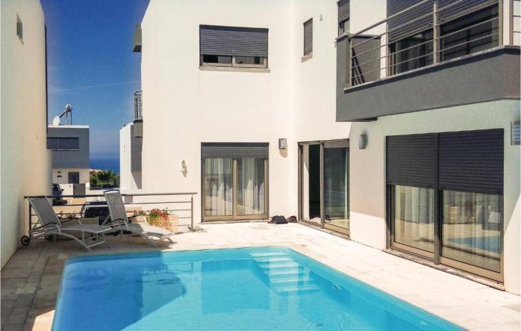 Beautiful home in Lourinhã w/ WiFi, 3 Bedrooms and Outdoor swimming pool