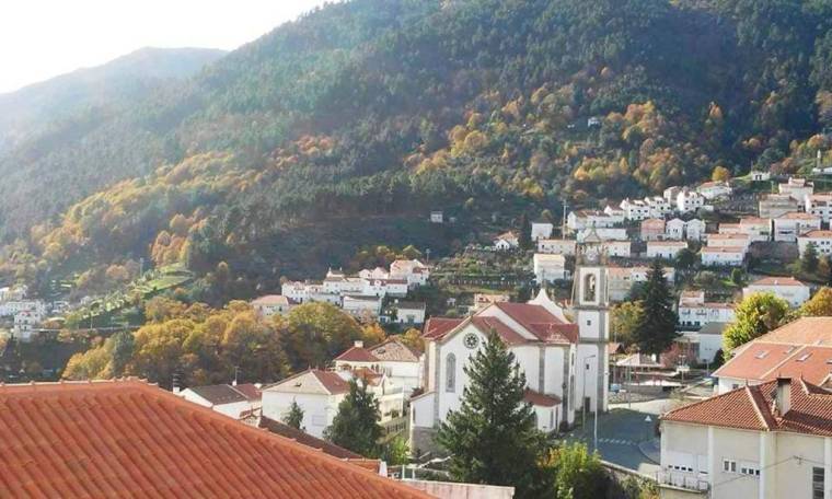 House with 2 bedrooms in Manteigas with wonderful mountain view and balcony 7 km from the slopes