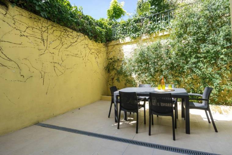 Apartment with Private Garden near Baixa