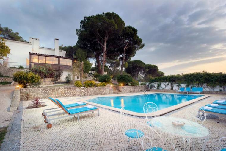 Casa Setubal Grande - Superb 6 Bedroom House in Beautiful Setubal with Private Pool and Pizza Oven