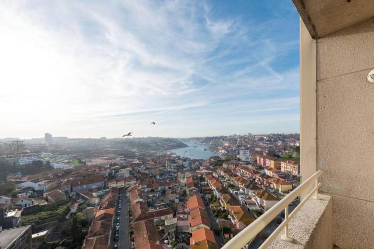 LovelyStay - 1BR Flat with Stunning Views over Porto