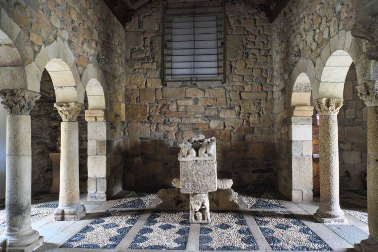 https://cdn.travel-in-portugal.com/sites/default/files/styles/x_large/public/attractions/sao-pedro-balsemao-tomb.jpg