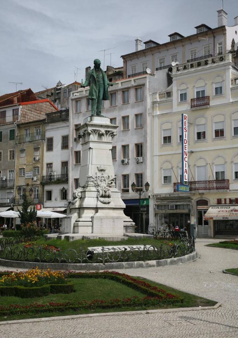 Statue in Largo da Portagem - Coimbra