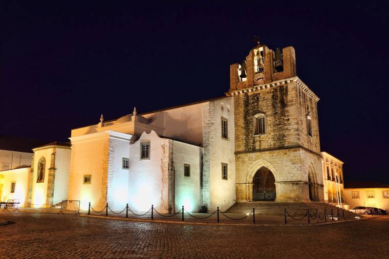 Sé de Faro (Cathedral) at night
