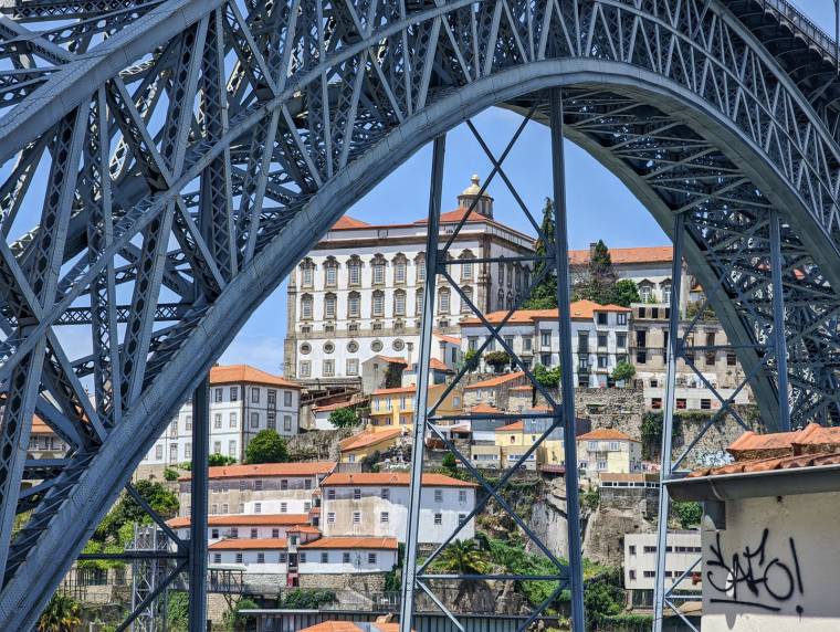 Porto - Bishop&#039;s Palace and Luis I Bridge
