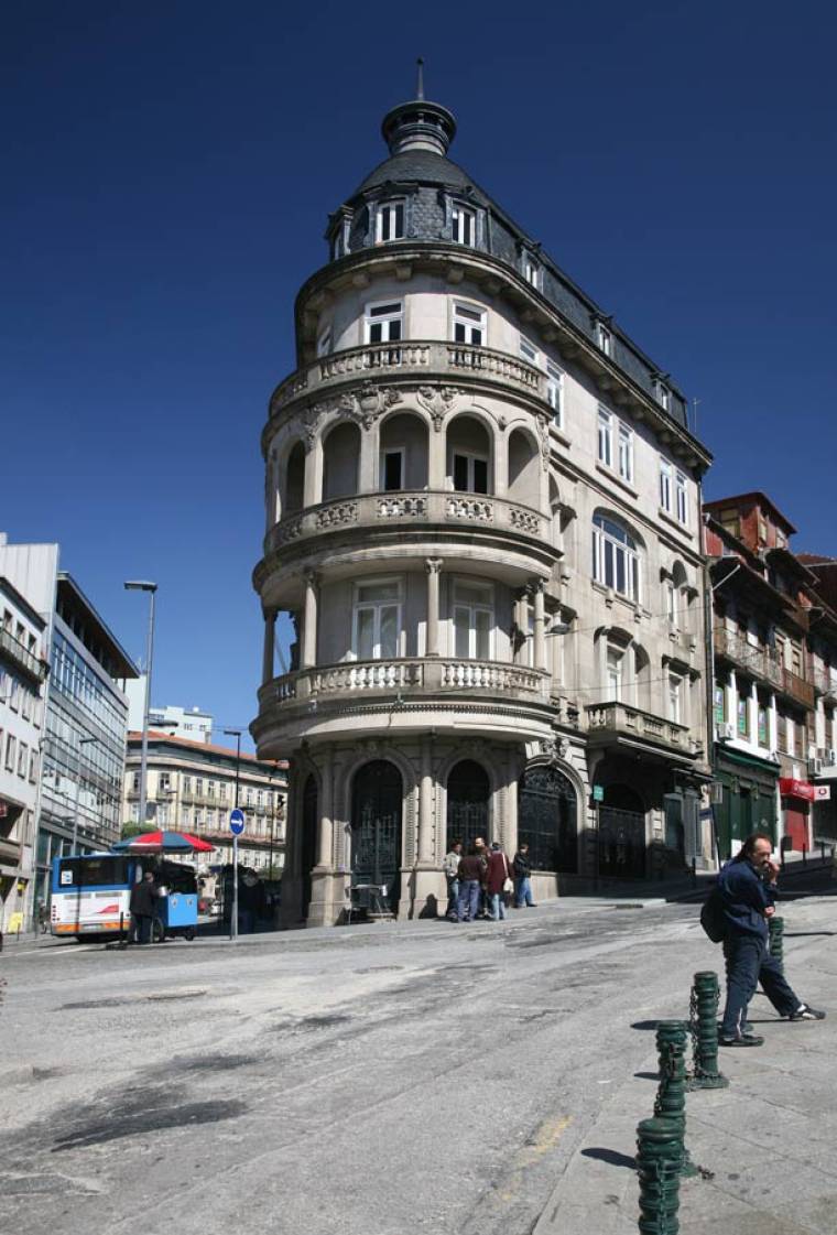 Porto Corner Building
