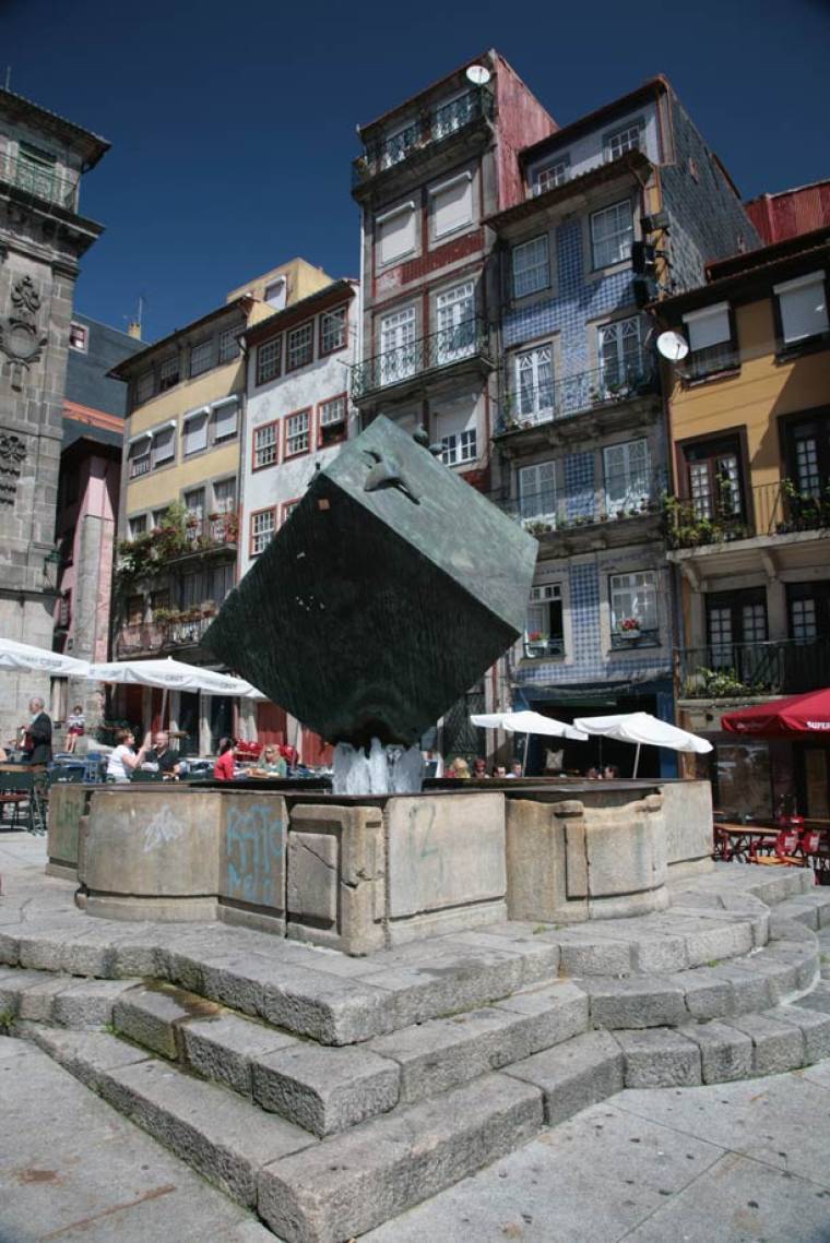 The Cube - Praca da Ribeira - Porto