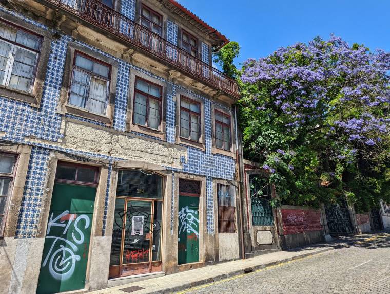 Dilapidated building on Rua dos Bragas