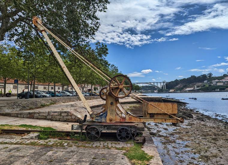 Old riverside crane - Fluvial, Porto