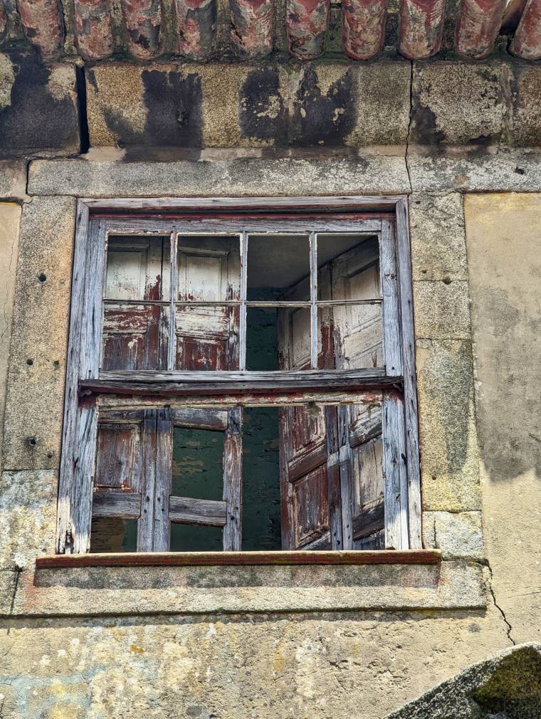 Old Window - Entre Quintas - Porto