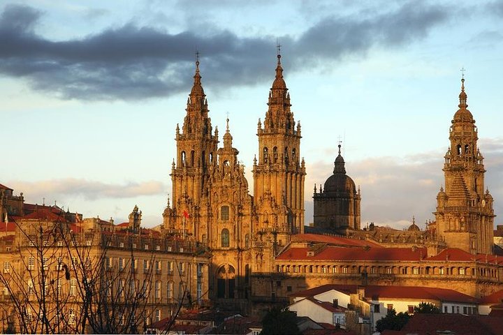 Porto: Santiago de Compostela and Valença do Minho Day Trip with Lunch