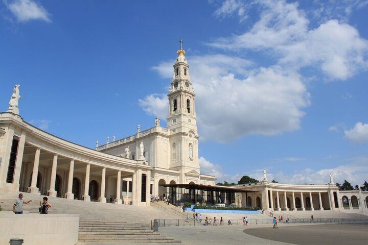 Fátima, monastery of Batalha, Nazaré and Óbidos in Private Tour