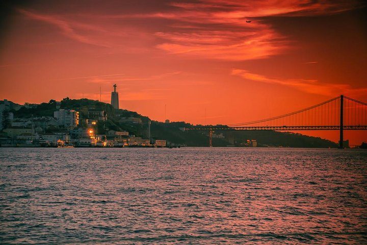 Lisbon Sparkling Boat - Tagus River Exclusive Tour