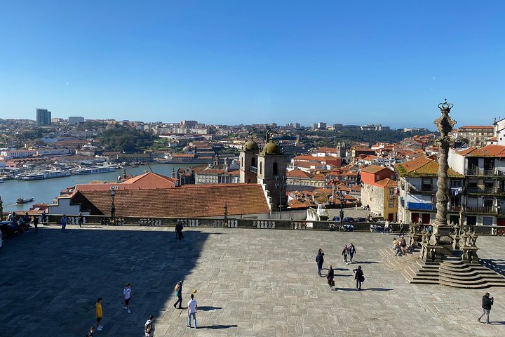 Porto through its viewpoints with official Tour Guide!