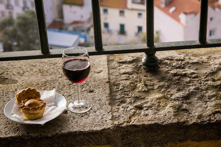 An Authentic Evening In Lisbon: Listening To Fado With Local Host